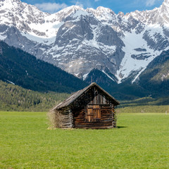 Hütte vor Bergkulisse