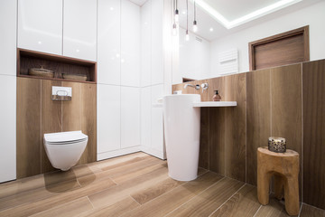 Fototapeta na wymiar Wooden bathroom in luxury house