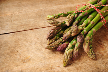 grün violetter Spargel