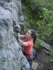 Naklejka premium Portrait of a girl who climbs up.