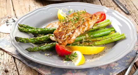 Spargel fisch teller