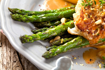 Spargel fisch teller