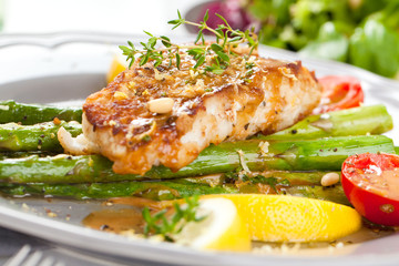 Spargel fisch teller