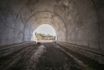 Fototapeta na wymiar im halb fertiger Tunnel mit Blick nach draußen 