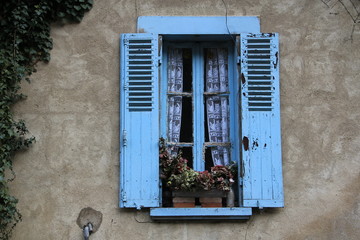 Fototapeta na wymiar fenêtre bleue