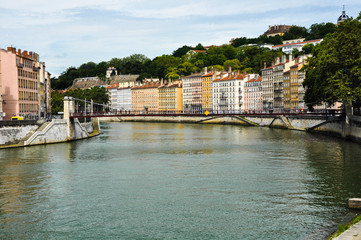 Fototapeta na wymiar Urbanismo, Lyon, Francia, pasarela Saint-Vincent, río Saona