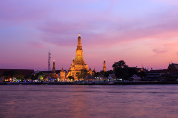 Naklejka premium Wat arun (temple of dawn) at twilight, bangkok, thailand