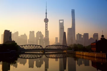 Fototapete Rund Shanghai skyline at sunrise with Waibaidu bridge, China © Oleksandr Dibrova