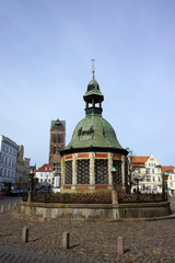 Fototapeta premium Wasserkunst auf dem Markt, Wismar