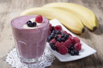  Smoothies of frozen raspberries, blueberries and banana with yo