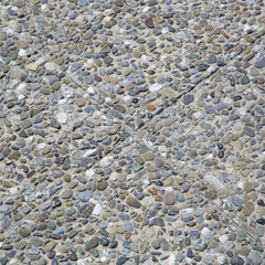 Pavimento con sassi incastonati