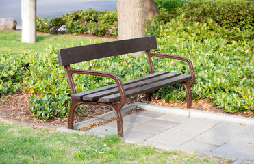 Garden bench / Garden bench in a park