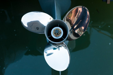 Baot propeller installed on the engine
