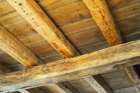 Alte Holzdecke eines Hauses