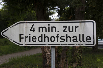 Schild Zur Friedhofshalle