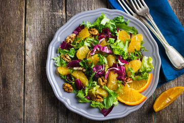 Salad mix with orange and walnuts