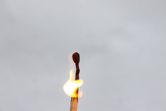 Ein brennendes Streichholz