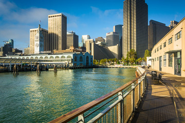 Obraz premium View of the Ferry Building and buildings from Pier 1, at the Emb