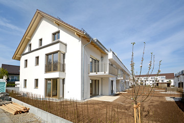 Wohnhaus mit Aussenanlagen vor Fertigstellung der Bauarbeiten