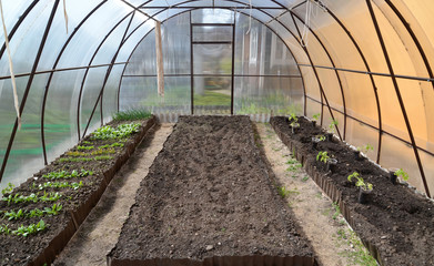 Beds in the greenhouse from cellular polycarbonate