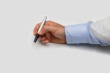 mano di uomo con una penna per firmare un contratto