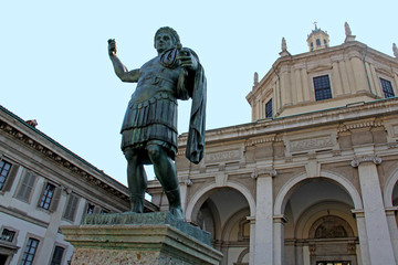 Fototapeta na wymiar statua di Costantino e Basilica di San Lorenzo; Milano