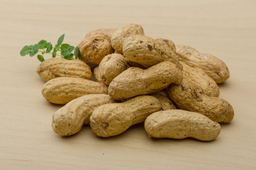 Raw peanuts