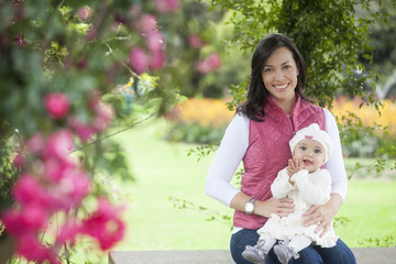 Mamá y bebé  en el jardín