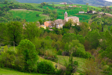 Fototapeta na wymiar Piccolo paese rurale nella regione marche, Italia.