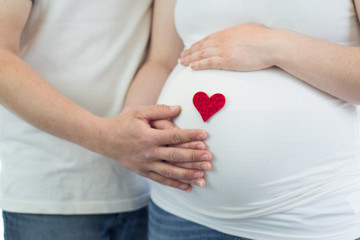 mains ventre coeur