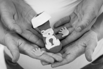 mains papa maman chausson bébé