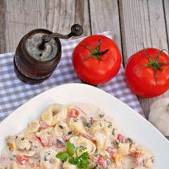 Tortellinisalat