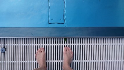 Füße am Beckenrand - Schwimmen am Pool oder Freibad