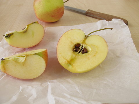 Angeschnittener Apfel mit Braunfärbung