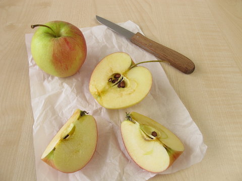 Angeschnittener Apfel mit Braunfärbung
