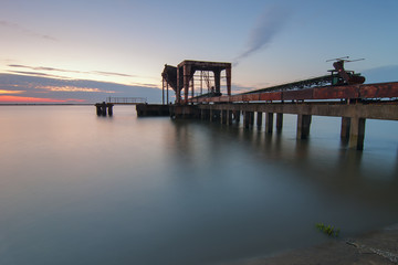 Obraz premium Velho pontão industrial em Alhandra, Portugal