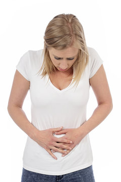 jeune femme souffrant de douleurs abdominales 
