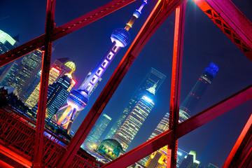 Skyline von Shanghai über Garden Bridge bei Nacht, China