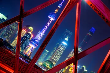 Poster De horizon van Shanghai over de Tuinbrug bij nacht, China © Oleksandr Dibrova