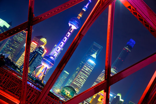 Fototapeta Shanghai skyline across Garden Bridge at night, China