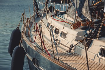 Equipment of yachts and sailing ships