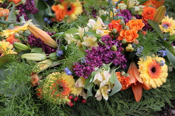 Blumen zur Beerdigung im Frühling