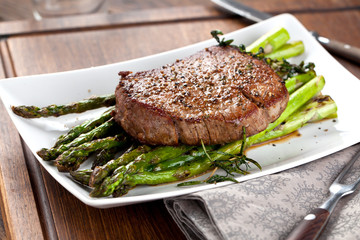 Steak mit grünem spargel