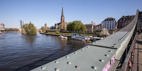frankfurt am main river view with eiserner steg © Tobias Arhelger