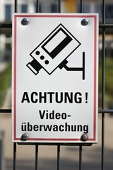 Hinweisschild auf Videoüberwachung am Zaun