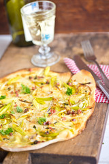 Flammkuchen mit Lauch und Schinken