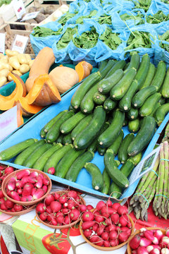 L&eacute;gumes frais sur le March&eacute; Saint-Antoine C&eacute;lestins 