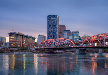 Obraz premium Calgary Skyline at night with Bow River.