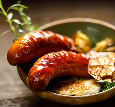 Grilled sausage with garlic