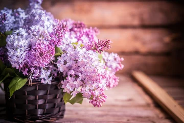 Crédence de cuisine en verre imprimé Lilas Bouquet de lilas sur fond de bois